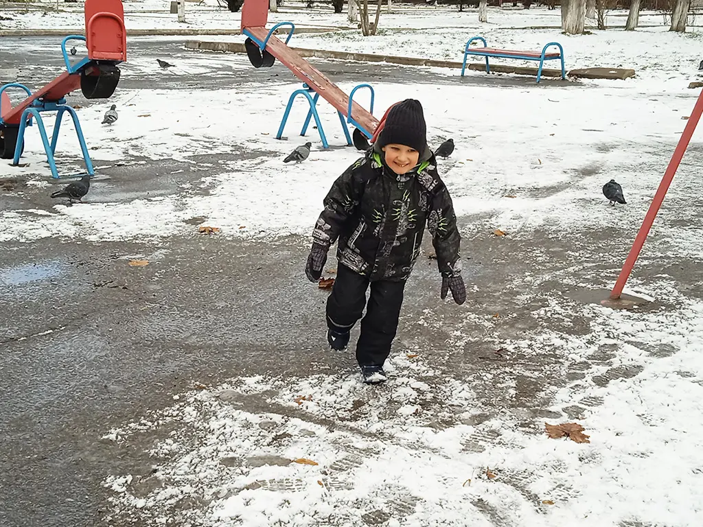 Timosha runs on the snow